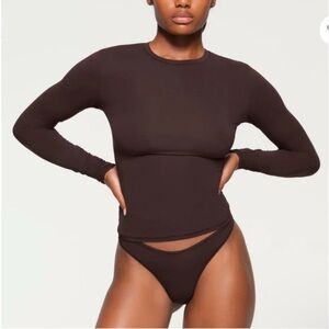 SKIMS Fits Everybody Long Sleeve T shirt espresso expresso brown